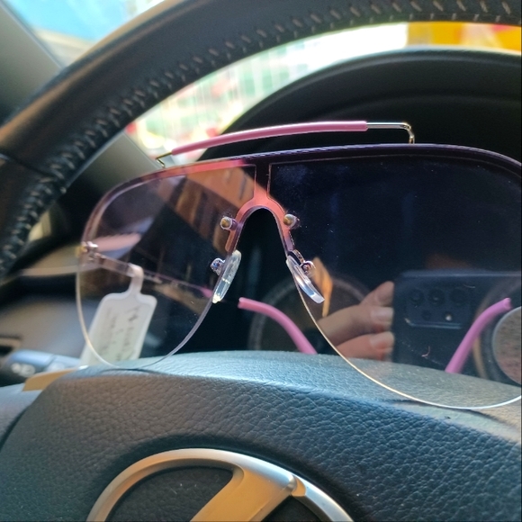 Aviator sunglasses with metal star accents - Picture 4 of 4